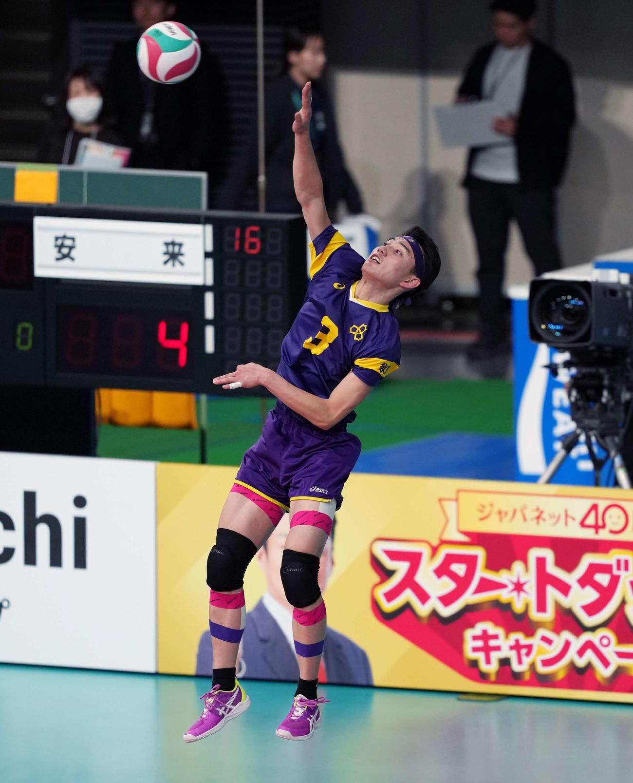 男子2回戦　雄物川対安来　第2セット　サーブを放つ雄物川・高橋星（撮影・小島史椰）