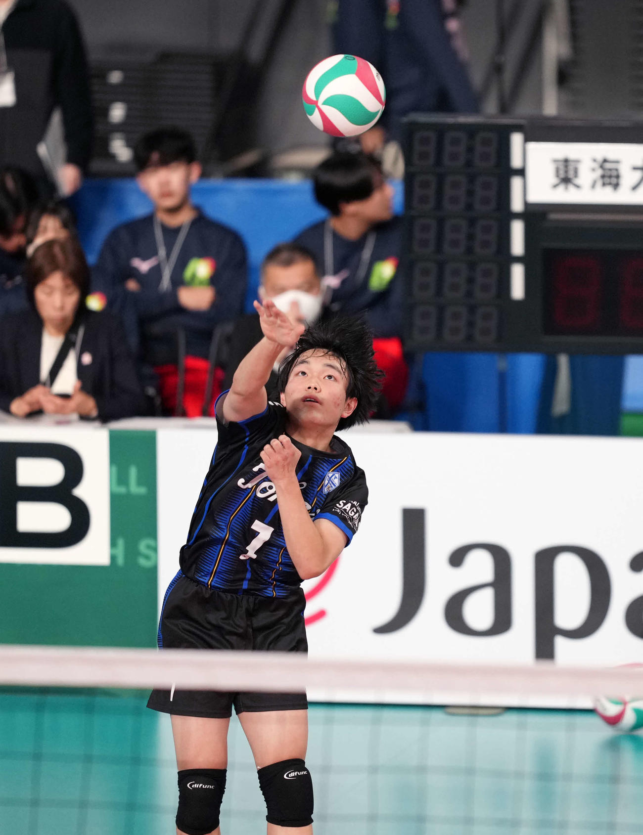男子2回戦　東海大相模対関根学園　第2セット　サーブを放つ東海大相模・瀬戸（撮影・小島史椰）