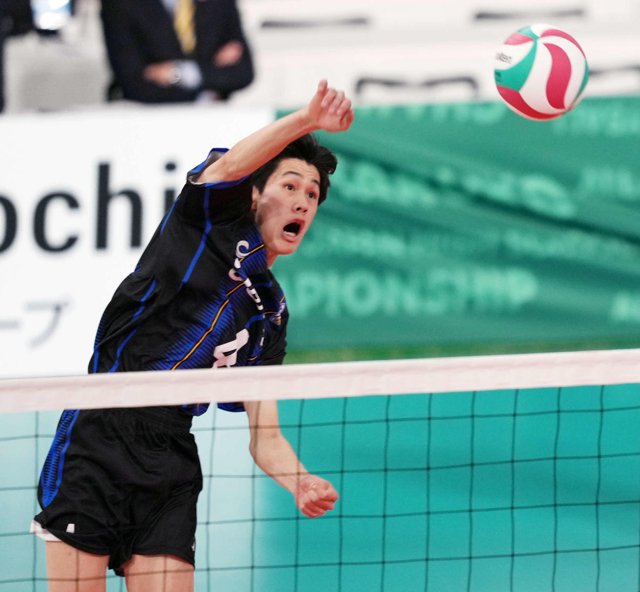 男子2回戦　東海大相模対関根学園　第2セット　スパイクを放つ東海大相模・鈴木（撮影・小島史椰）