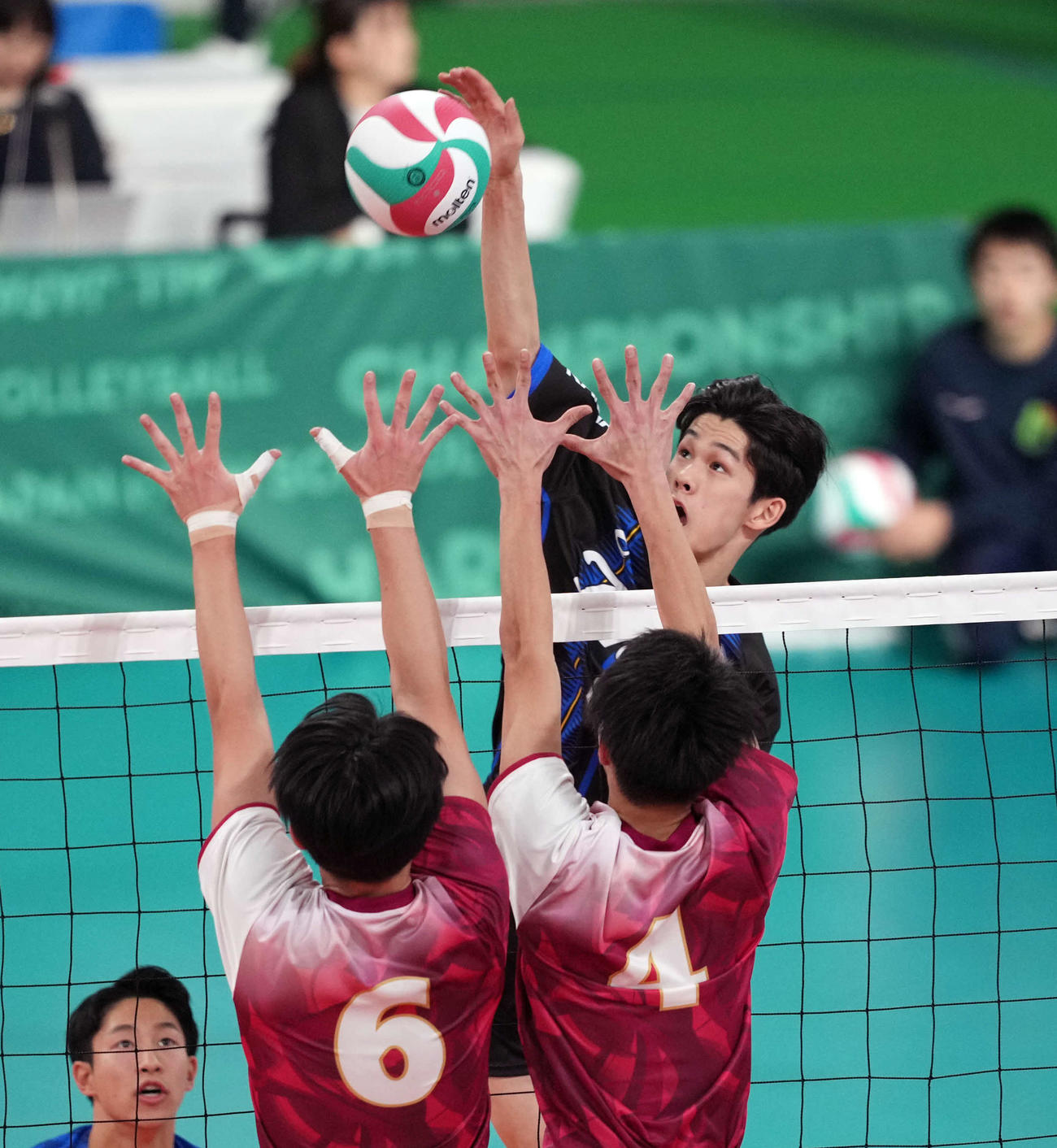 男子2回戦　東海大相模対関根学園　第2セット　スパイクを放つ東海大相模・鈴木（撮影・小島史椰）
