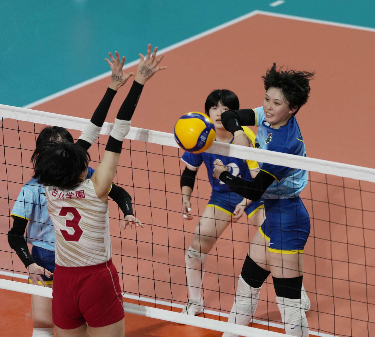 女子2回戦　古川学園対大阪国際　第2セット　スパイクを放つ大阪国際・堀田（右）（撮影・小島史椰）