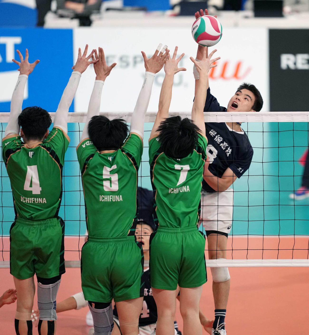 男子2回戦　市船橋対崇徳　第2セット　スパイクを放つ崇徳・寺岡（撮影・小島史椰）