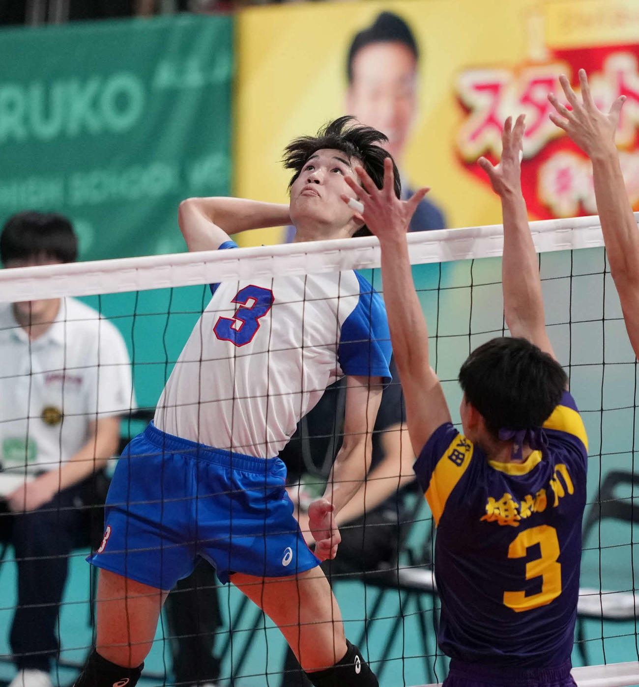 男子2回戦　雄物川対安来　第2セット　スパイクを放つ安来・原（撮影・小島史椰）