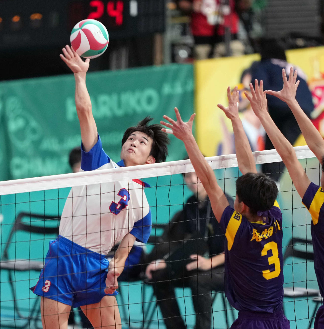 男子2回戦　雄物川対安来　第2セット　スパイクを放つ安来・原（撮影・小島史椰）