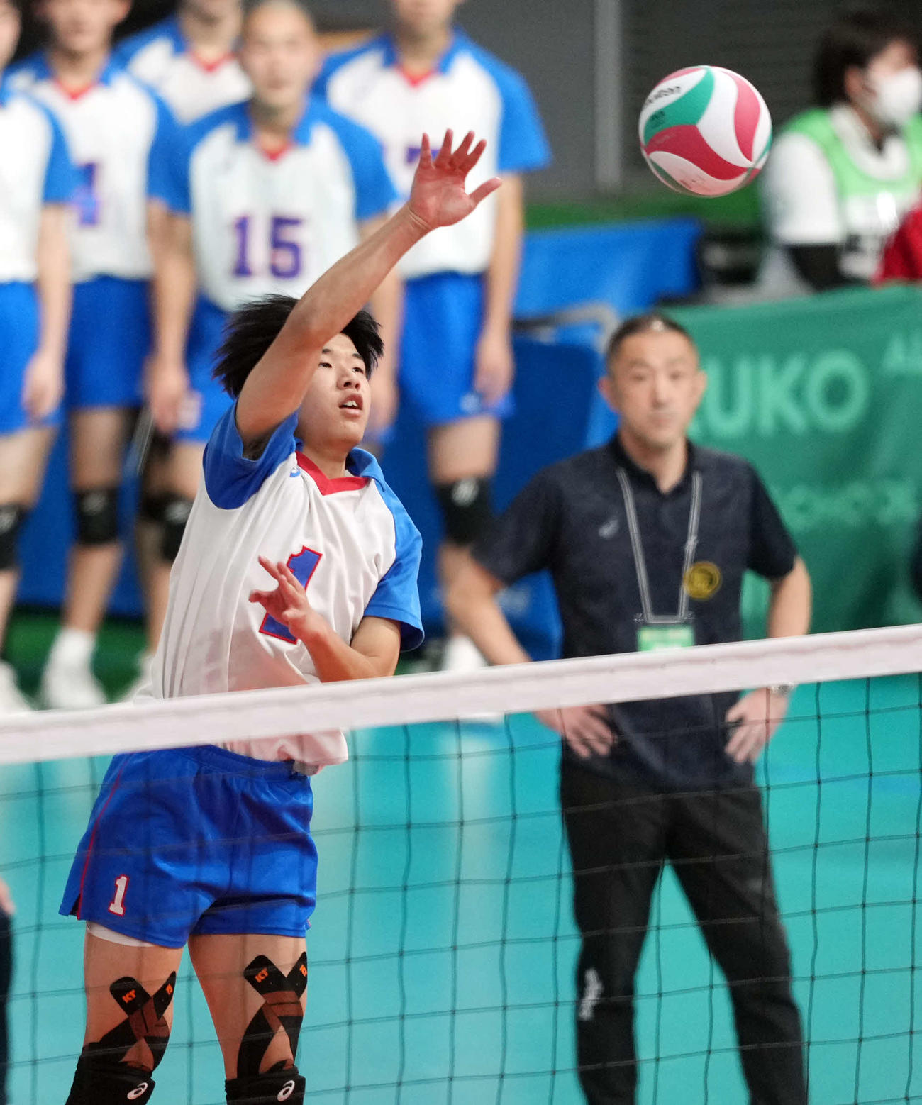 男子2回戦　雄物川対安来　第2セット　スパイクを放つ安来・増本（撮影・小島史椰）