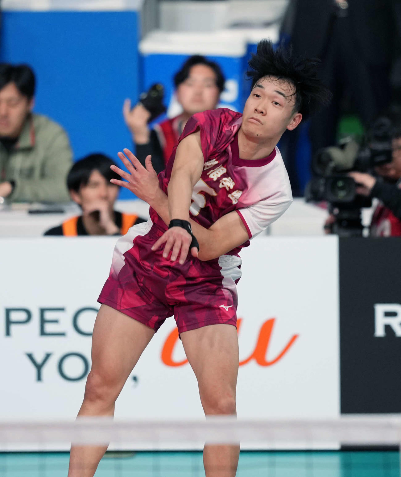 男子2回戦　東海大相模対関根学園　第2セット　サーブを放つ関根学園・下鳥（撮影・小島史椰）
