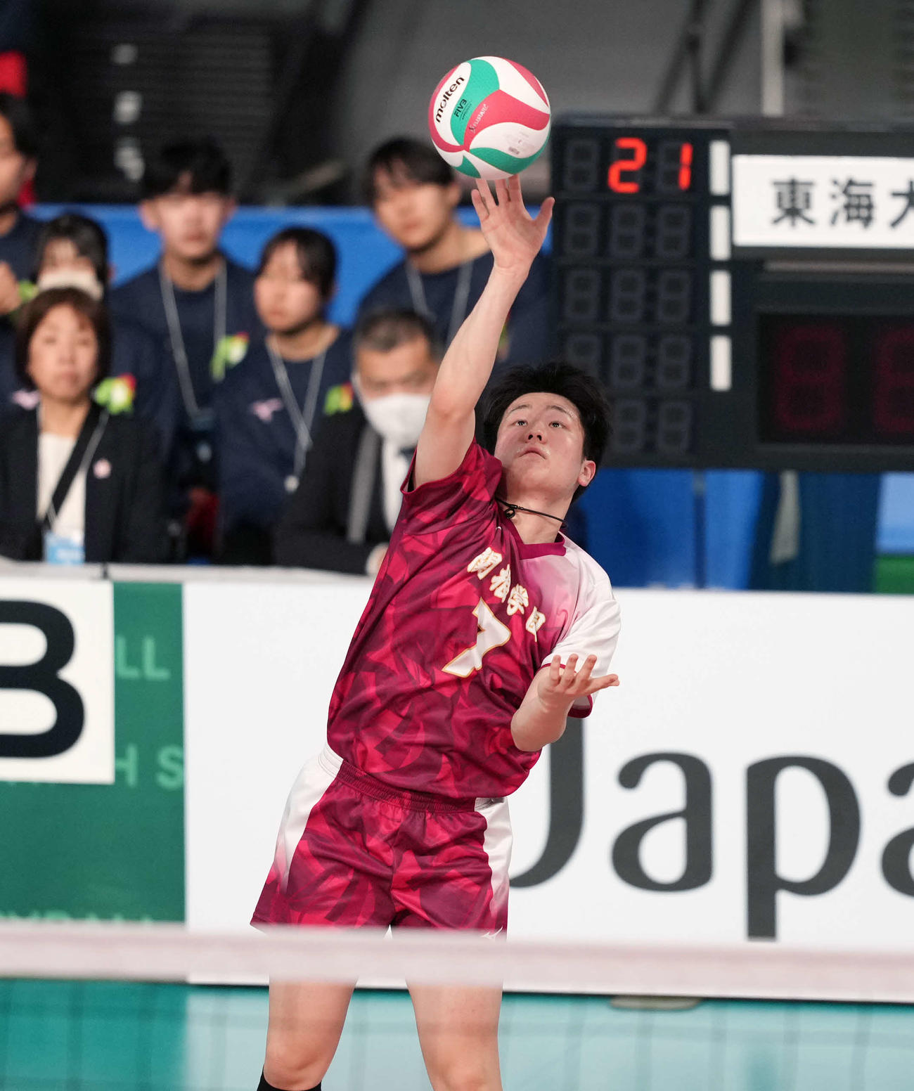 男子2回戦　東海大相模対関根学園　第2セット　サーブを放つ関根学園・番場（撮影・小島史椰）