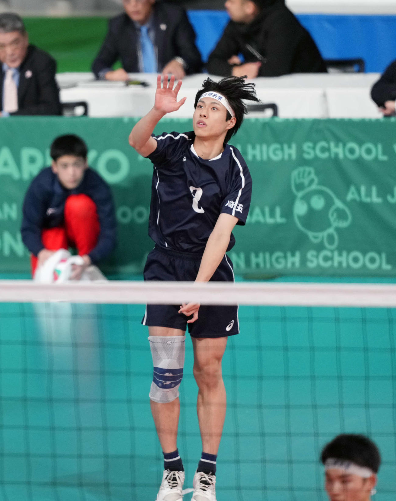 男子2回戦　清風対春日部共栄　第2セット　サーブを放つ春日部共栄・生田目（撮影・小島史椰）
