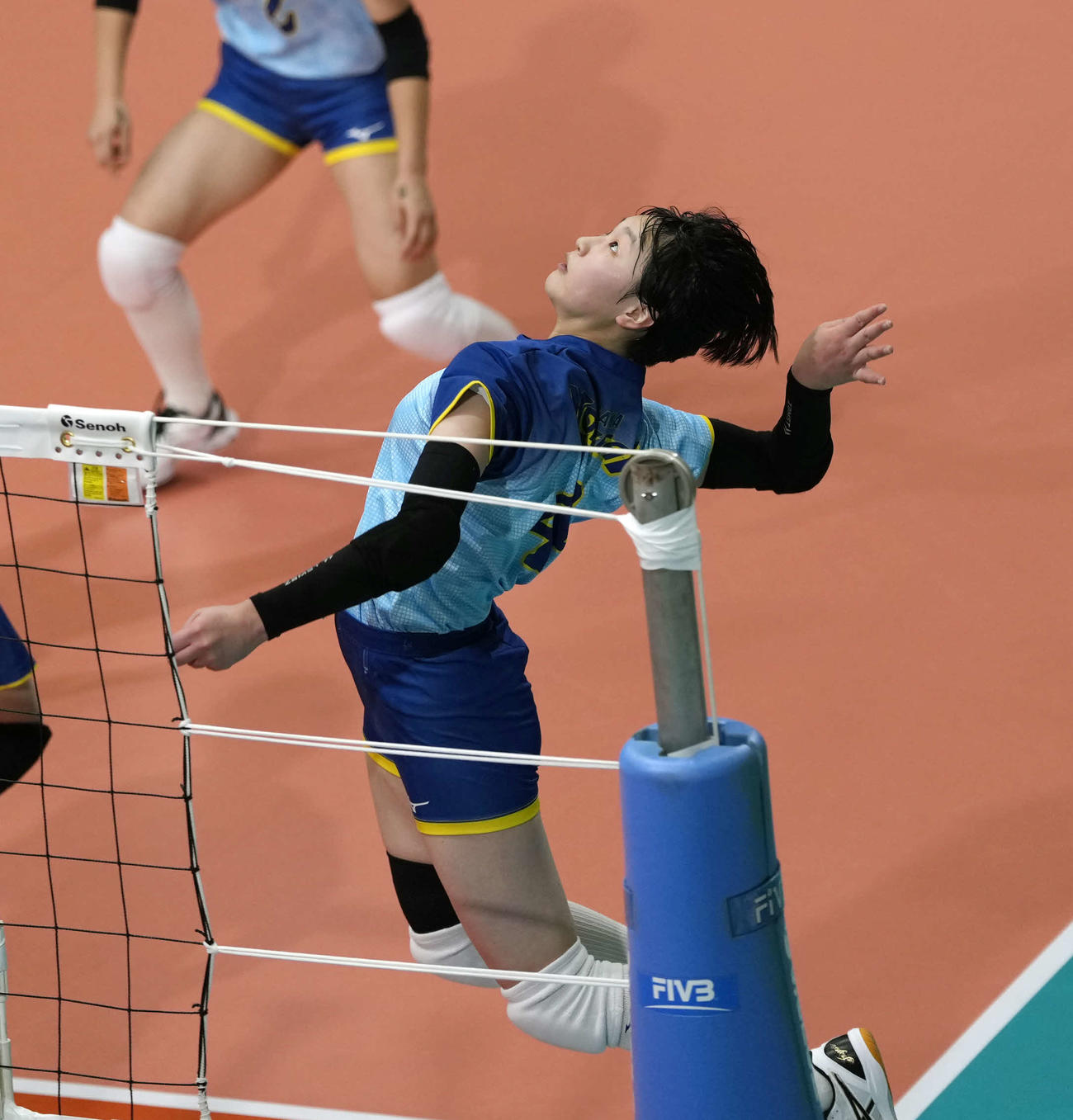 女子2回戦　古川学園対大阪国際　第2セット　スパイクを放つ大阪国際・磯辺（撮影・小島史椰）