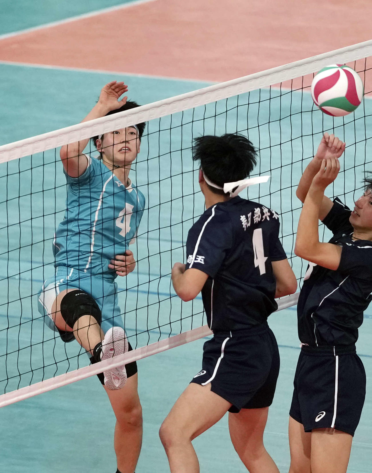 男子2回戦　清風対春日部共栄　第2セット　スパイクを放つ清風・尾崎（撮影・小島史椰）