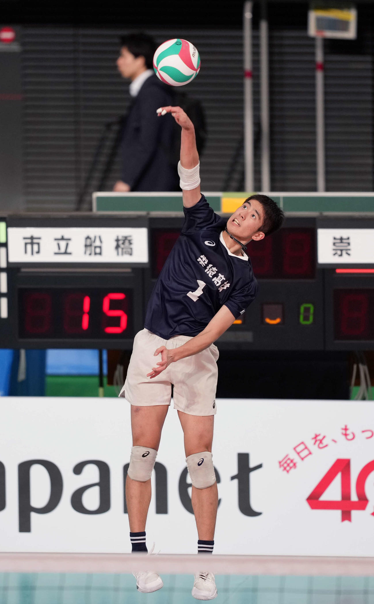 男子2回戦　市船橋対崇徳　第2セット　サーブを放つ崇徳・伊藤（撮影・小島史椰）