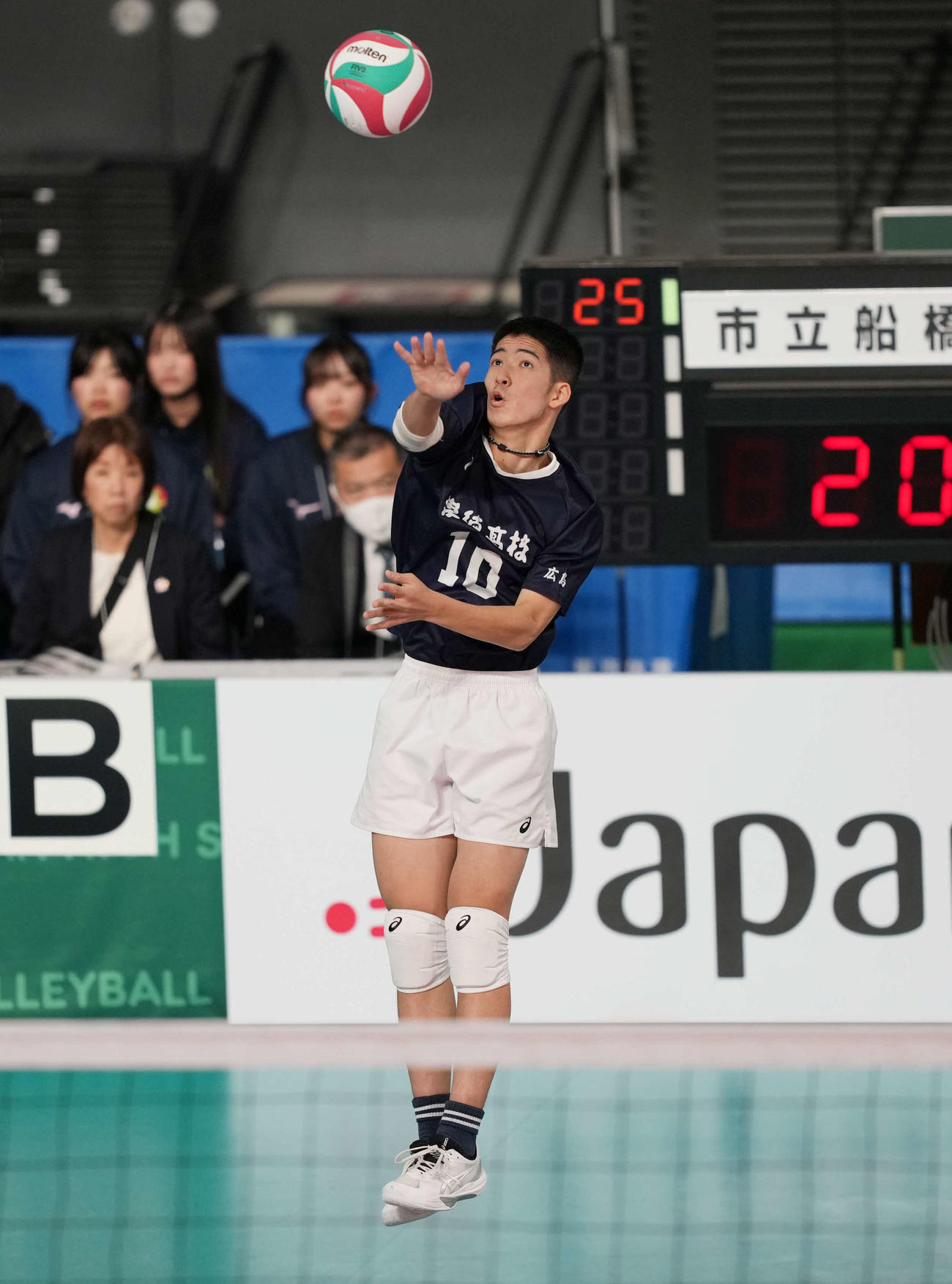 男子2回戦　市船橋対崇徳　第2セット　サーブを放つ崇徳・臺（撮影・小島史椰）