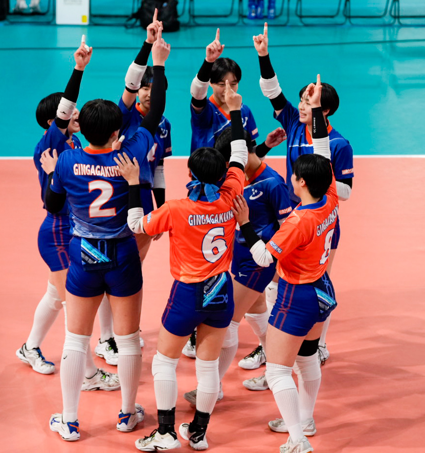 女子2回戦　鳥栖商対銀河学院　試合前に円陣を組む銀河学院の選手たち（撮影・小島史椰）