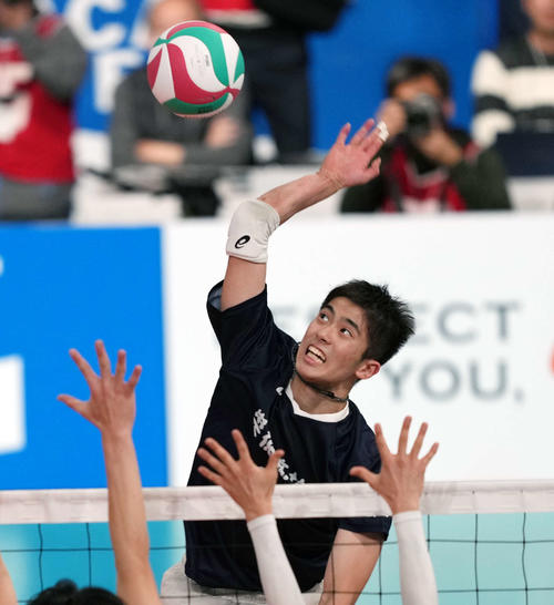 男子2回戦　市船橋対崇徳　第2セット　スパイクを放つ崇徳・伊藤（撮影・小島史椰）