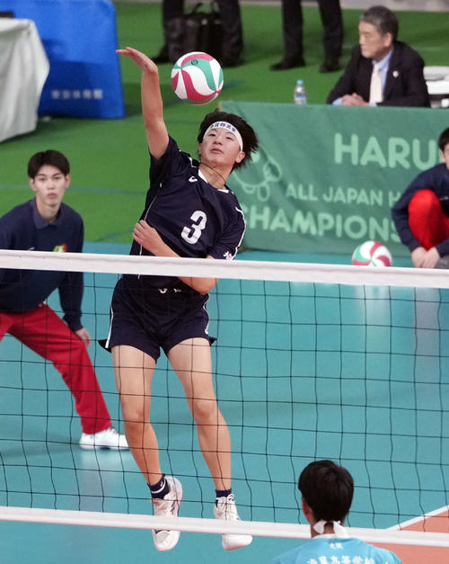 男子2回戦　清風対春日部共栄　第2セット　スパイクを放つ春日部共栄・木島（撮影・小島史椰）