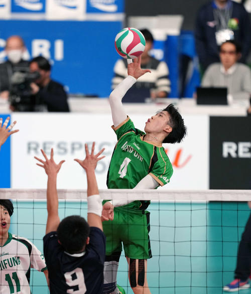 男子2回戦　市船橋対崇徳　第1セット　スパイクを放つ市船橋・増田（撮影・小島史椰）