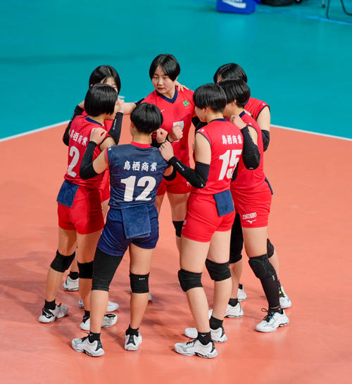 女子2回戦　鳥栖商対銀河学院　試合前に円陣を組む鳥栖商の選手たち（撮影・小島史椰）