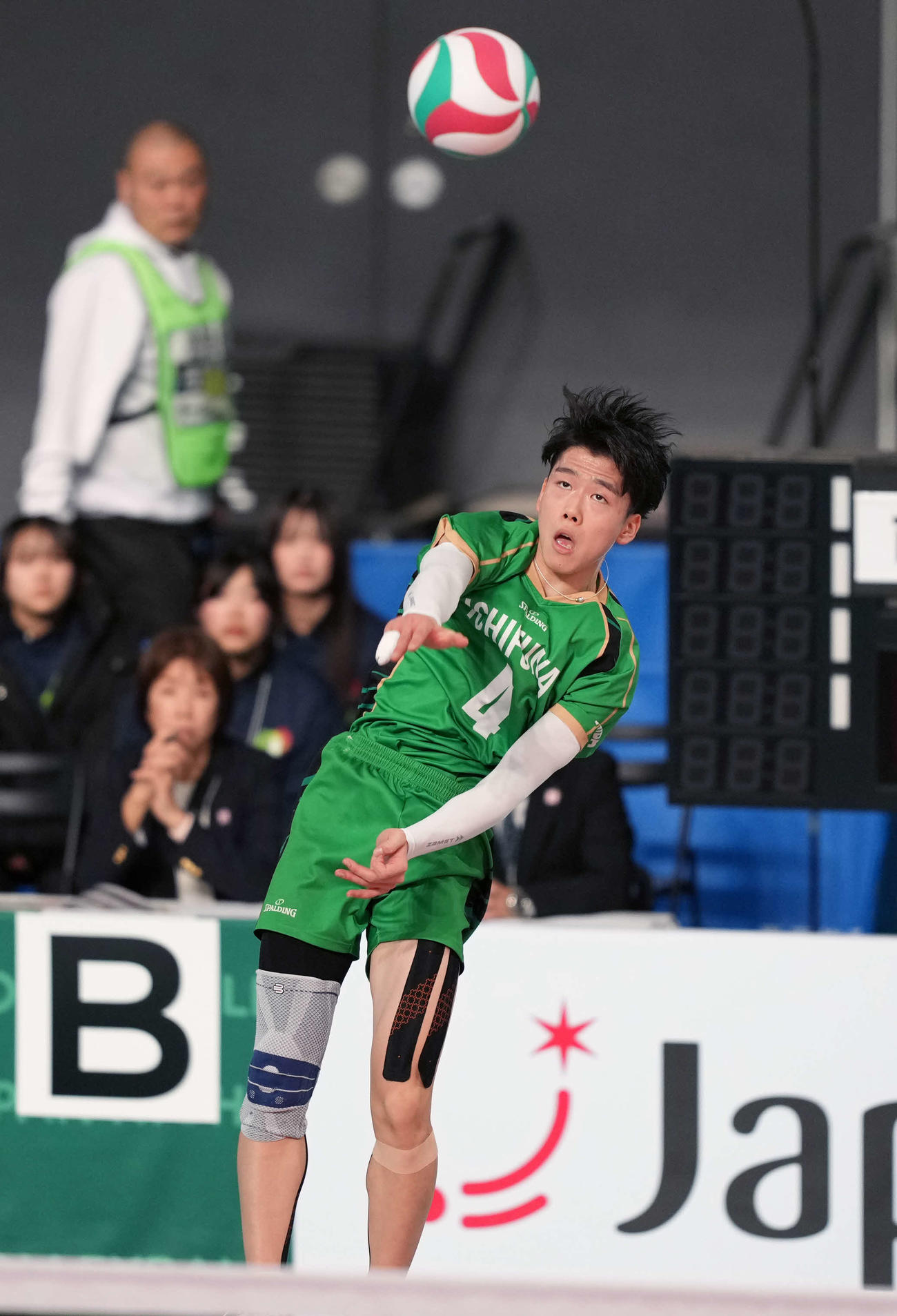 男子2回戦　市船橋対崇徳　第1セット　サーブを放つ市船橋・増田（撮影・小島史椰）