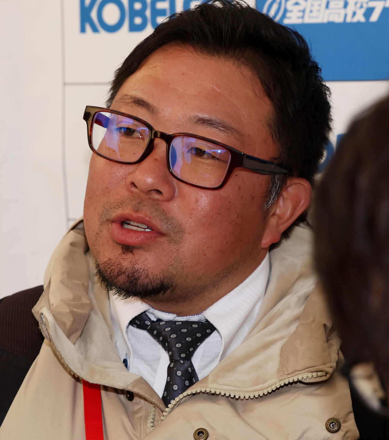 京都成章対桐蔭学園　試合後記者の質問に答える京都成章の関崎監督（撮影・加藤哉）