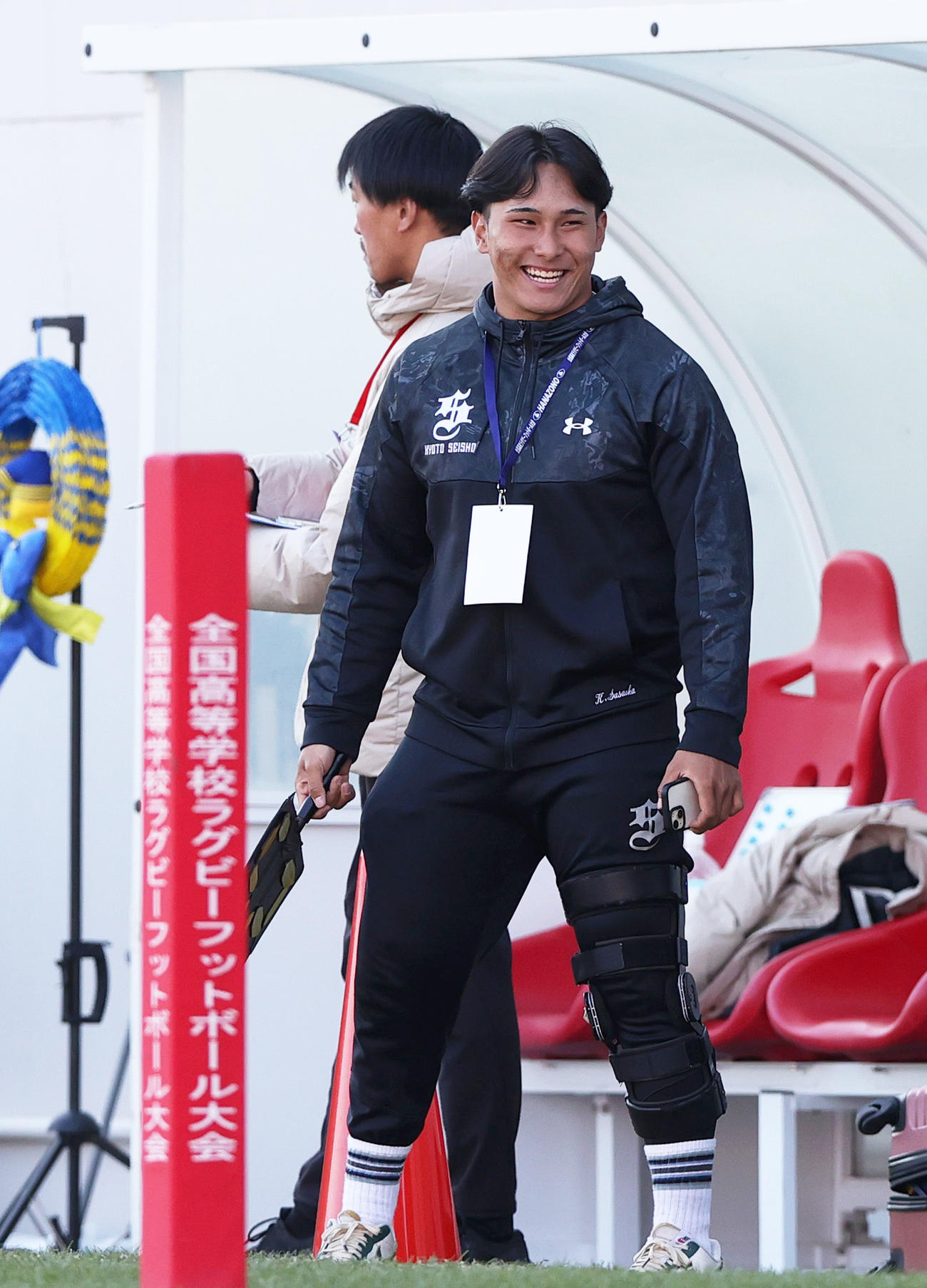 京都成章対桐蔭学園　前半、ベンチ前で笑顔を見せる京都成章の笹岡主将（撮影・上山淳一）
