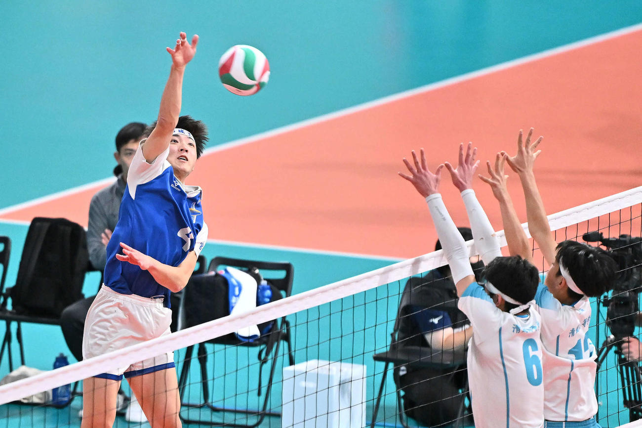 清風対都城工　第1セット、都城工・木佐貫（左）はスパイクを放つ（撮影・滝沢徹郎）