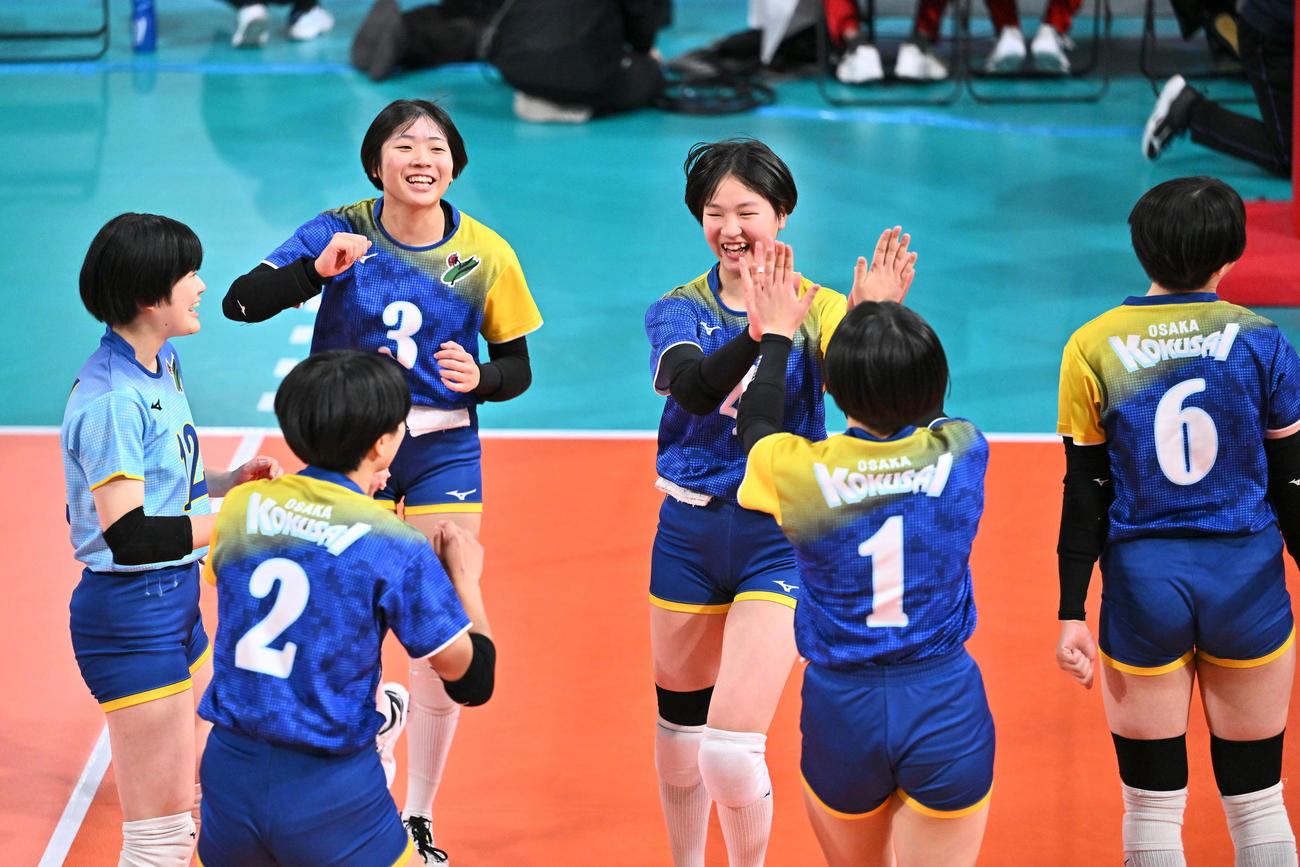 文京学院大女対大阪国際　第1セット、ポイントを奪い喜ぶ大阪国際の選手たち（撮影・滝沢徹郎）