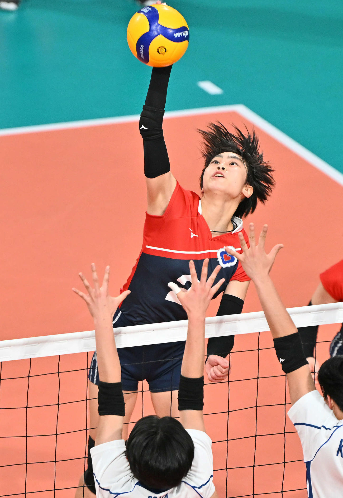 金蘭会対熊本信愛女学院　第1セット、スパイクを放つ熊本信愛女学院・二石（撮影・滝沢徹郎）