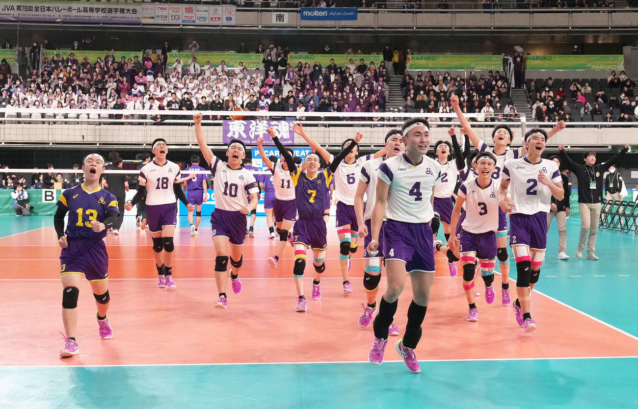 男子準々決勝　雄物川対東洋　準決勝進出を決め喜ぶ雄物川（撮影・足立雅史）