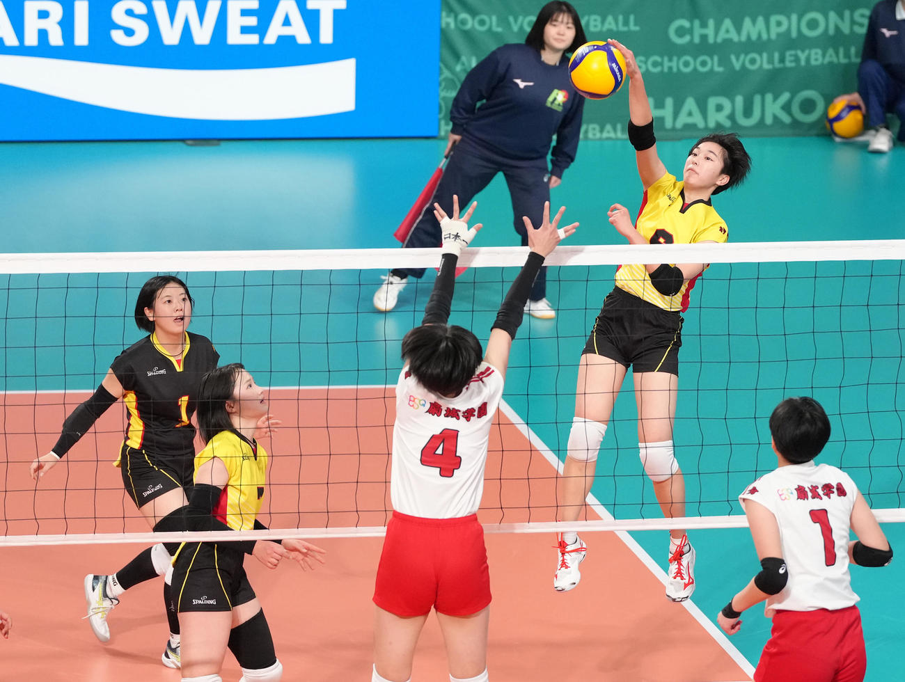 女子準々決勝　東九州龍谷対富士見　スパイクを放つ富士見・佐藤（撮影・足立雅史）