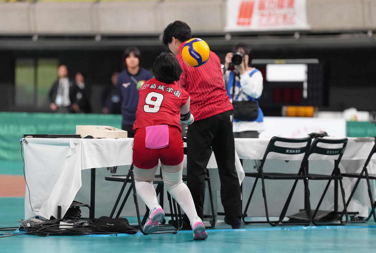 女子準々決勝　東九州龍谷対富士見　机にぶつかりながら必死のレシーブを見せる東九州龍谷・源田（撮影・足立雅史）