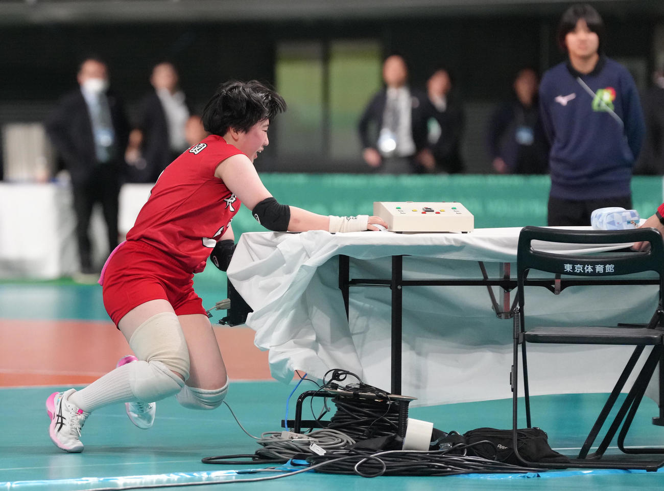女子準々決勝　東九州龍谷対富士見　机にぶつかりながら必死のレシーブを見せる東九州龍谷・源田（撮影・足立雅史）