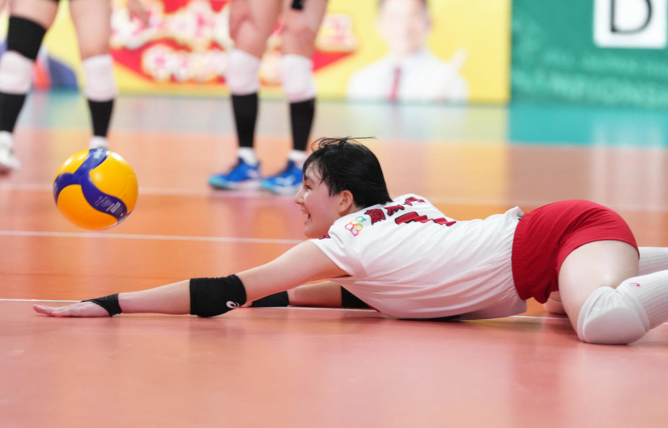 女子準々決勝　東九州龍谷対富士見　必死のレシーブを見せる東九州龍谷・忠願寺（撮影・足立雅史）