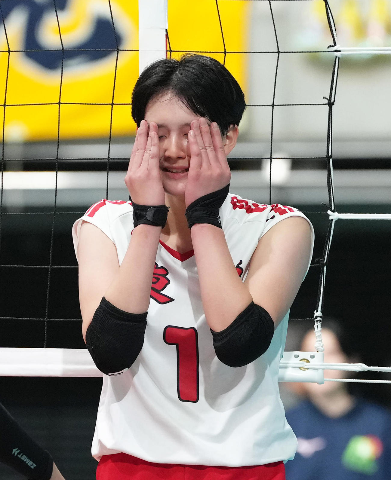 女子準々決勝　東九州龍谷対富士見　準決勝進出を決め涙する東九州龍谷・忠願寺（撮影・足立雅史）