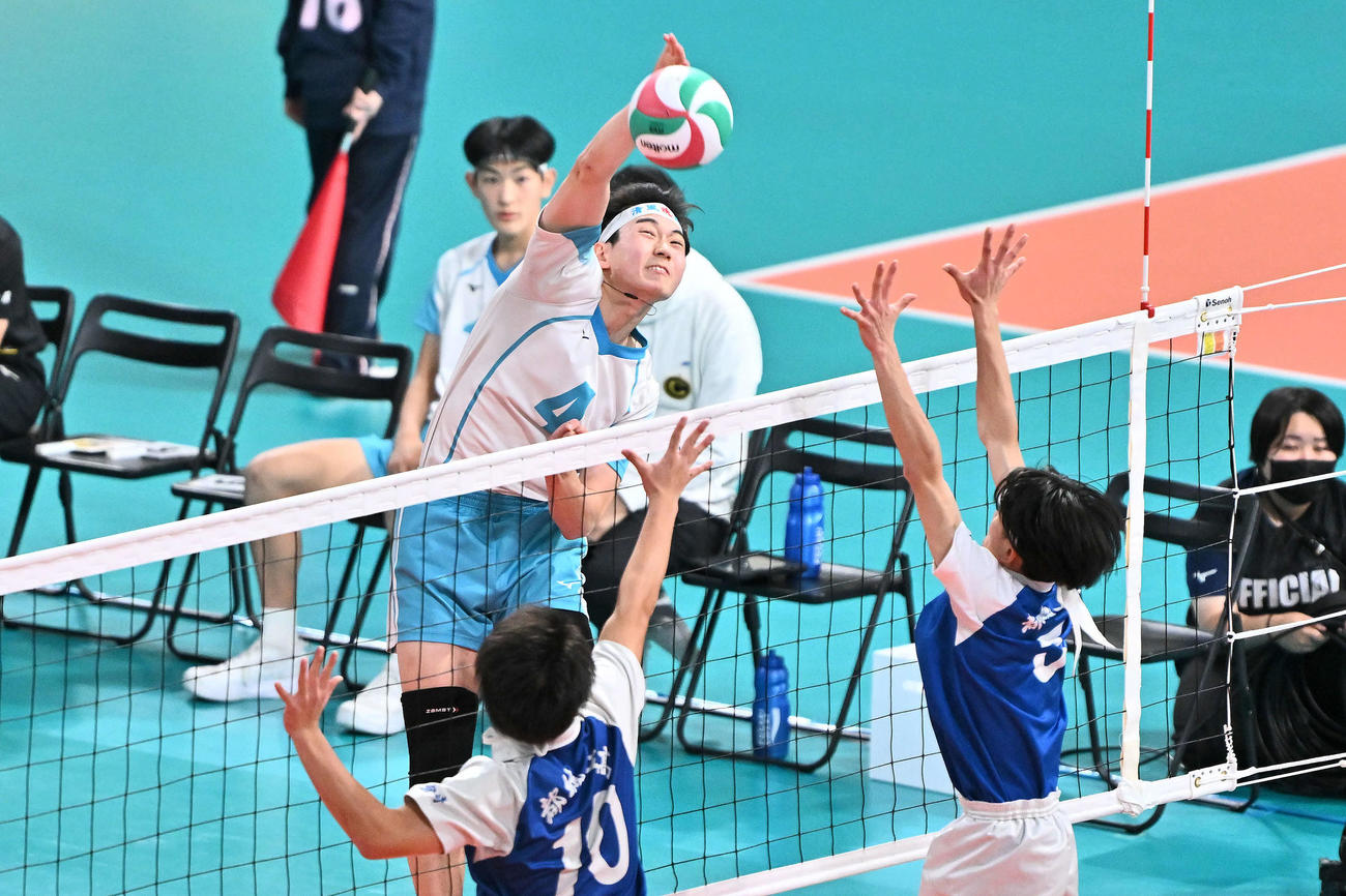 清風対都城工　第2セット、スパイクを放つ清風・尾﨑（後方）（撮影・滝沢徹郎）