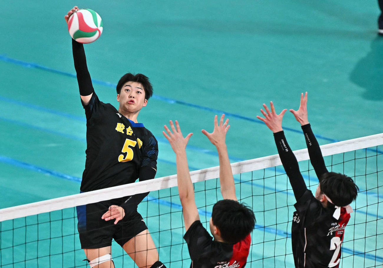 駿台学園対福井工大福井　第1セット、スパイクを放つ駿台学園・竹内（撮影・滝沢徹郎）