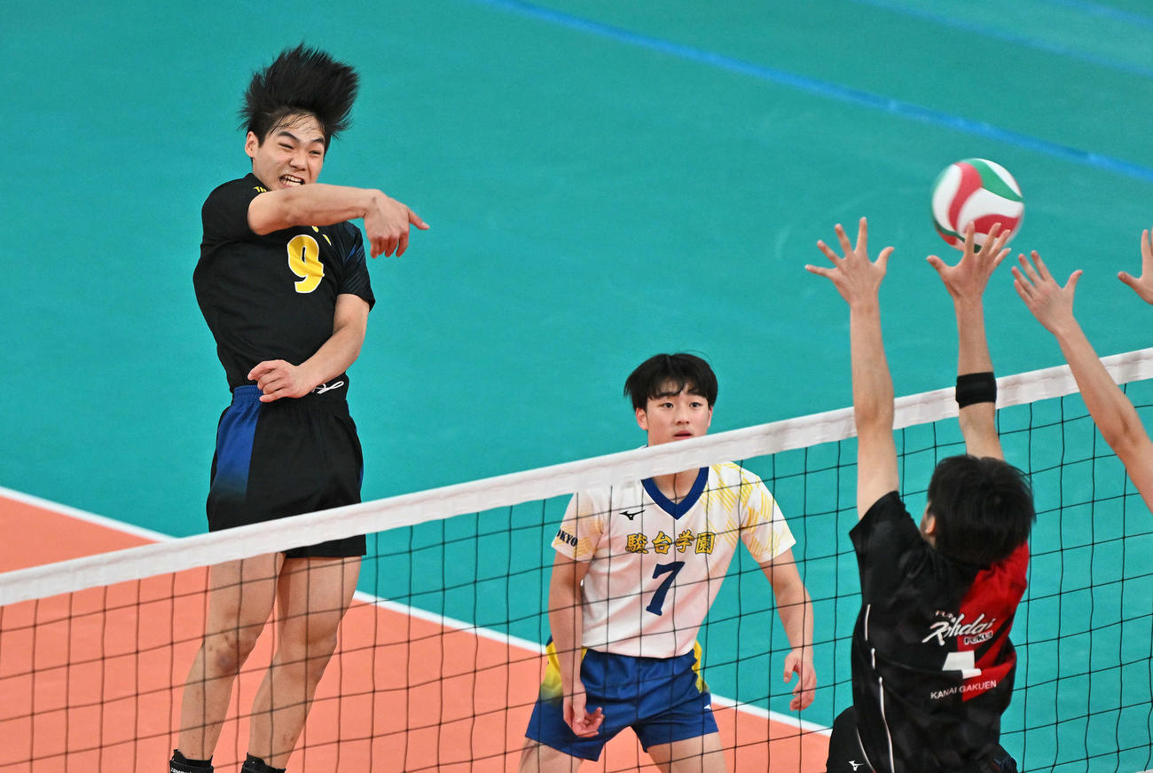 駿台学園対福井工大福井　第1セット、スパイクを放つ駿台学園・前田（左）（撮影・滝沢徹郎）