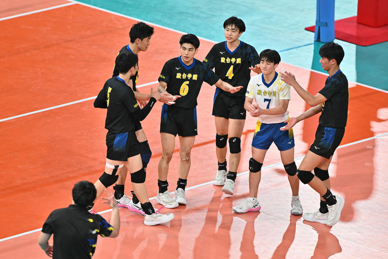 駿台学園対福井工大福井　第2セット、得点し喜ぶ駿台学園の選手たち（撮影・滝沢徹郎）