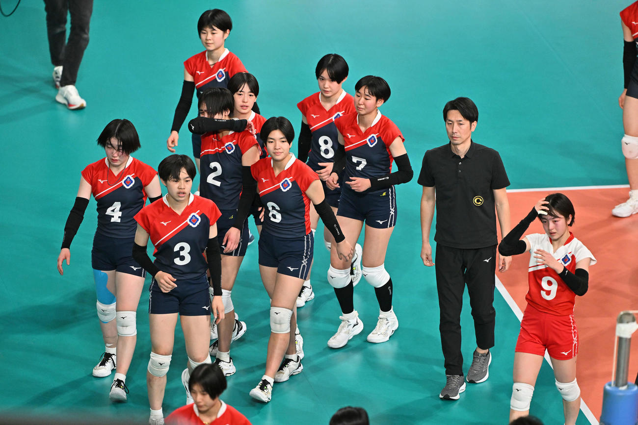 金蘭会対熊本信愛女学院　試合に敗れ悔しがる熊本信愛女学院の選手たち（撮影・滝沢徹郎）