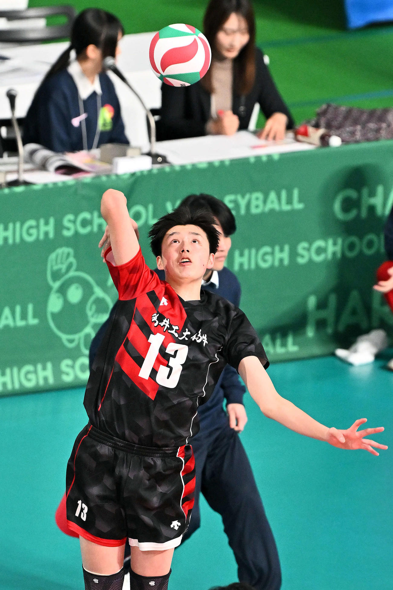 駿台学園対福井工大福井　第2セット、サーブを放つ福井工大福井・枩田（撮影・滝沢徹郎）