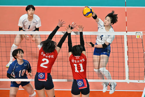 金蘭会対熊本信愛女学院　第1セット、スパイクを放つ金蘭会・中山（右）（撮影・滝沢徹郎）