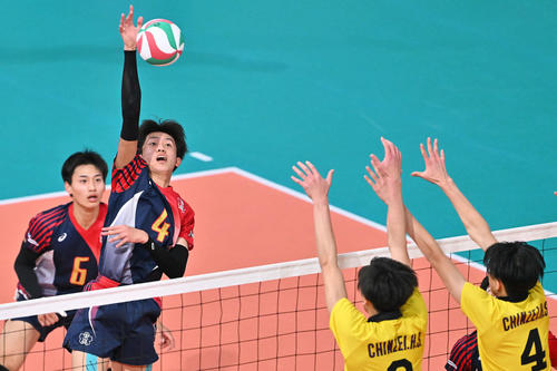 東山対鎮西　1セット、スパイクを放つ東山・岩田（撮影・滝沢徹郎）