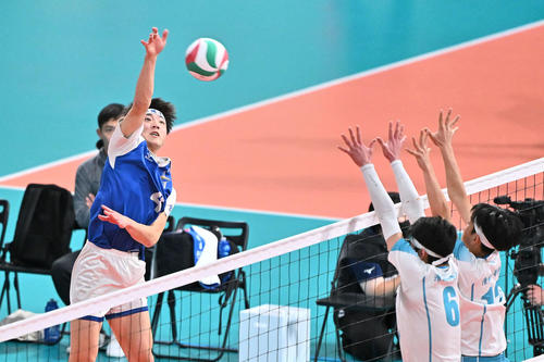 清風対都城工　第1セット、都城工・木佐貫（左）はスパイクを放つ（撮影・滝沢徹郎）