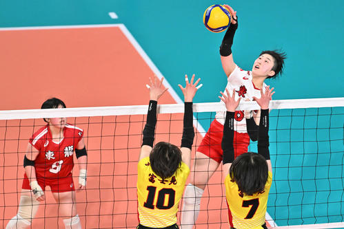 東九州龍谷対富士見　第2セット、スパイクを放つ東九州龍谷・鎌倉（右）（撮影・滝沢徹郎）