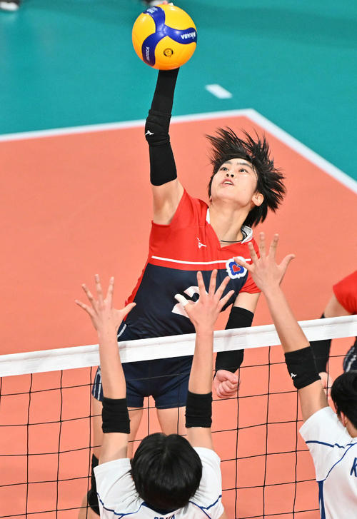 金蘭会対熊本信愛女学院　第1セット、スパイクを放つ熊本信愛女学院・二石（撮影・滝沢徹郎）