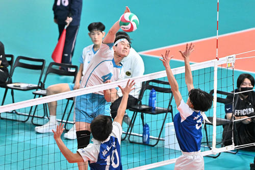 清風対都城工　第2セット、スパイクを放つ清風・尾﨑（後方）（撮影・滝沢徹郎）