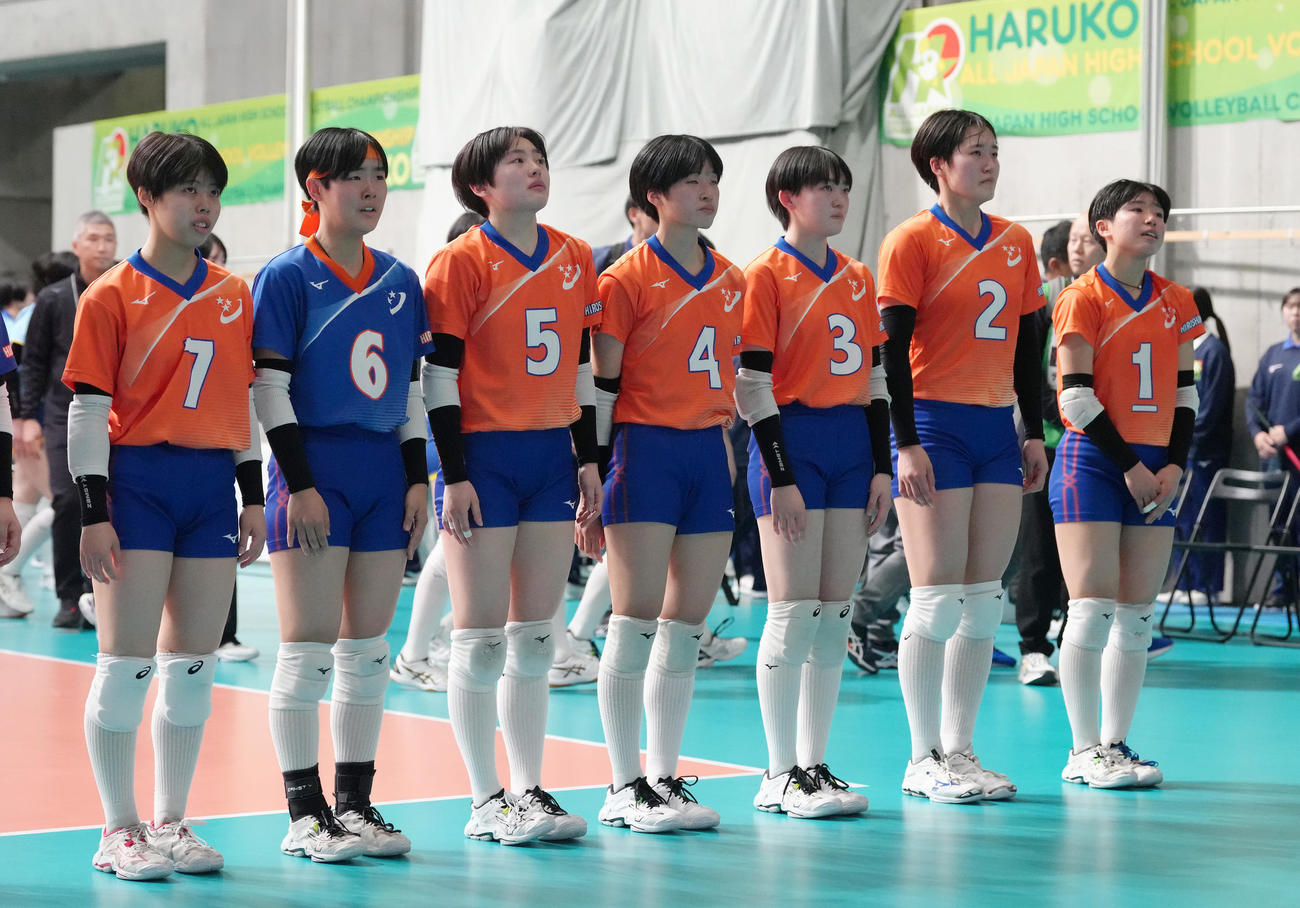 女子3回戦　銀河学院対大阪国際　大阪国際に敗れた銀河学院の選手たち（撮影・足立雅史）
