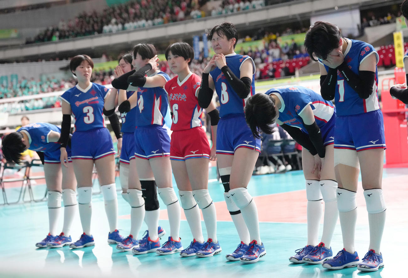 女子3回戦　米沢中央対富士見　富士見に敗れた米沢中央（撮影・足立雅史）