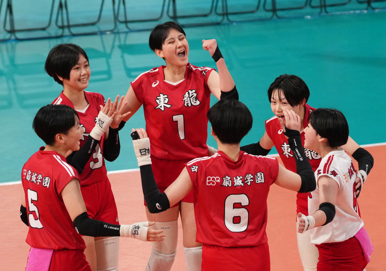 女子3回戦　奈良文化対東九州龍谷　第1セット、得点を奪い喜ぶ東九州龍谷・忠願寺（後方中央）ら（撮影・足立雅史）