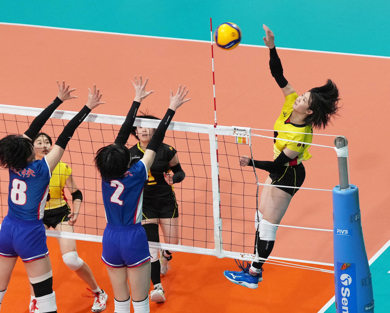 女子3回戦　米沢中央対富士見　スパイクを放つ富士見・福元（右）（撮影・足立雅史）