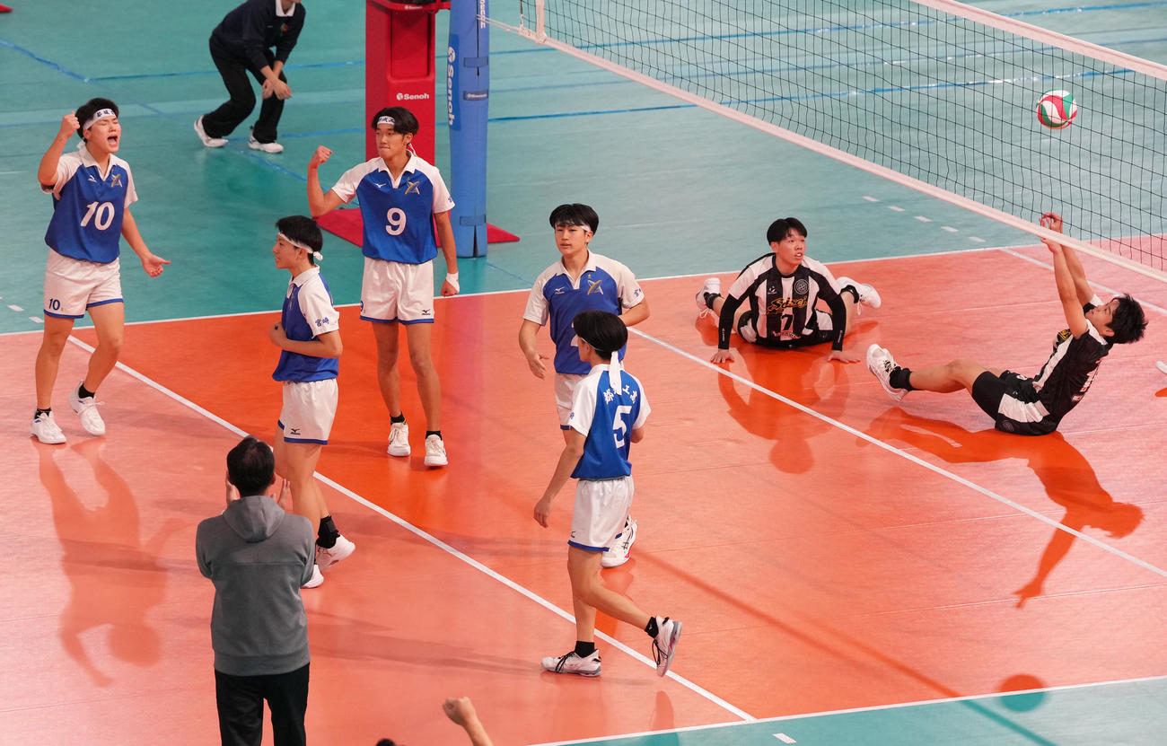 男子3回戦　都城工対静清　得点を喜ぶ都城工の選手たち（左）（撮影・足立雅史）